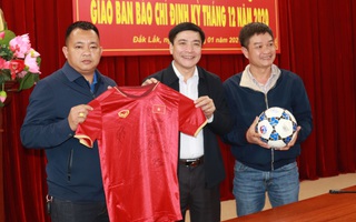 Bí thư Tỉnh ủy Đắk Lắk tặng bóng và áo có chữ ký của nhiều tuyển thủ quốc gia để làm từ thiện