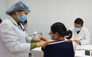 CLIP: Tiêm vắc-xin Covid-19 liều cao nhất cho nữ tình nguyện viên