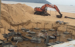 Hàng chục trụ móng xây trái phép trên bờ biển Quy Nhơn