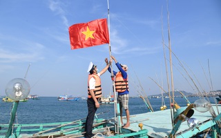 Vùng 5 Hải quân phối hợp với Báo Người Lao Động tặng cờ Tổ quốc cho ngư dân