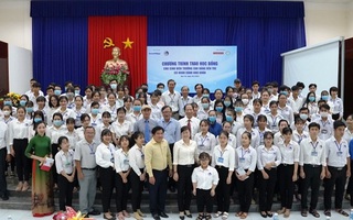 Trao 100 suất học bổng cho sinh viên tỉnh Bến Tre