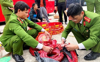 Chặn xe giường nằm, cảnh sát phát hiện 83 kg pháo nổ Trung Quốc