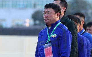 Sau trận hòa không bàn thắng, HLV Trương Việt Hoàng phàn nàn chất lượng sân ở Thanh Hóa