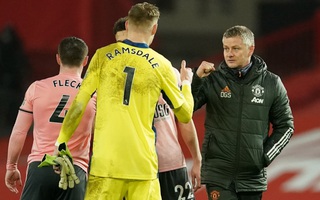 HLV Solskjaer nói gì khi Man United thua đội chót bảng, mất ngôi đầu?