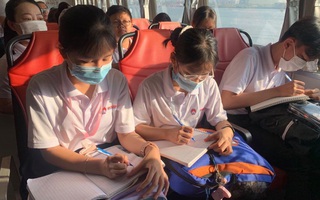 Học sinh TP HCM thi "Văn hay chữ tốt" trên… sông Sài Gòn