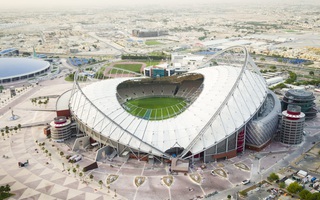 "Viên ngọc" Khalifa Stadium bừng sáng giữa sa mạc Qatar