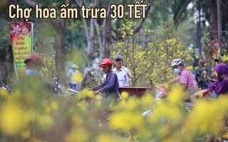 Chợ hoa ấm áp trưa 30 Tết