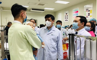 Bộ trưởng Bộ Y tế Nguyễn Thanh Long tặng quà, động viên bệnh nhân phải ăn Tết bệnh viện