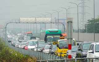 Ùn tắc dài cả 1 km trên cao tốc Hà Nội - Ninh Bình khi người dân trở lại Thủ đô