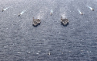 Hai nhóm tàu sân bay Mỹ "vờn nhau" trên biển Đông