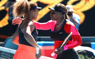 Hạ Serena Williams, Naomi Osaka chạm một tay vào cúp vô địch Úc mở rộng 2021