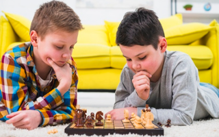 Vì sao chơi cờ vua làm giảm sự sợ hãi rủi ro ở trẻ em?