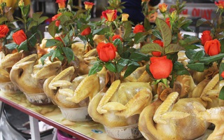 Gà ngậm hoa hồng đắt khách tại "chợ nhà giàu" Hà Nội ngày Rằm tháng Giêng