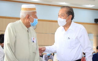 Phó Thủ tướng Thường trực Trương Hòa Bình tặng quà Tết cho đồng bào Chăm ở TP HCM
