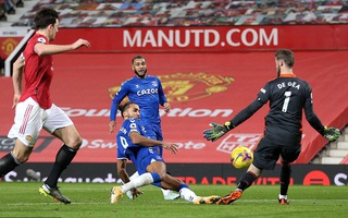 Công làm thủ phá, Man United đánh rơi chiến thắng ở Old Trafford