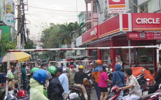 TP HCM: Cận cảnh phong tỏa nhiều khu dân cư liên quan 4 ca Covid-19 ở Tân Sơn Nhất