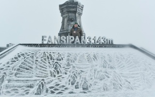 Luồng mưa tuyết hiếm thấy từ phía Bắc tràn xuống phủ trắng xóa đỉnh Fansipan