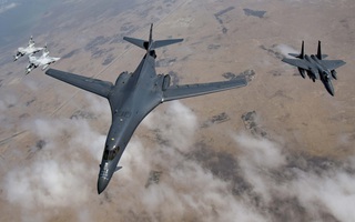 Máy bay ném bom B-1 của Mỹ "gởi thông điệp đến Nga"