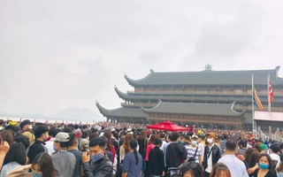 Hàng vạn du khách đổ về chùa Tam Chúc lớn nhất thế giới