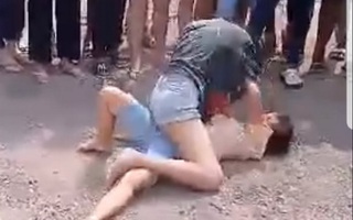 Kiên Giang: Đề nghị công an xác minh clip 2 nữ sinh đánh nhau dã man