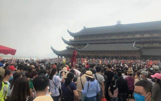 Phó trụ trì chùa Tam Chúc lên tiếng về việc 5 vạn người dân chen chúc tới chùa