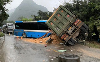 Xe khách giường nằm đấu đầu xe tải trên đường Hồ Chí Minh, 3 người tử vong