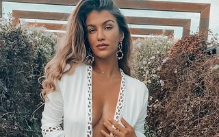 Người mẫu Amy Willerton vẫn nóng bỏng, căng tròn sau sinh con