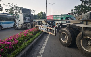 Tai nạn liên hoàn trên Quốc lộ 51, xe đầu kéo vắt qua dải phân cách