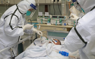 Hai bệnh nhân Covid-19 rất nặng ở Hà Nội và Đà Nẵng