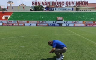 HLV Park Hang-seo bất ngờ kiểm tra chất lượng mặt cỏ sân Quy Nhơn