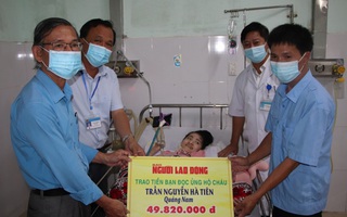 Báo Người Lao Động trao 49,82 triệu đồng cho 2 cha con 8 năm đón Tết ở bệnh viện