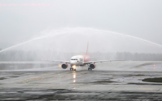 Nghi thức đặc biệt đón chào những hành khách đầu tiên từ TP HCM tới sân bay Vân Đồn