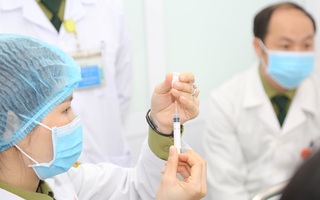 Nhân viên y tế ở Hà Nội, TP HCM, Hải Dương... sẽ tiêm vắc-xin Covid-19 trong tuần tới