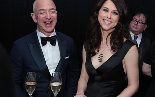 Tỉ phú Jeff Bezos mừng vợ cũ tái hôn