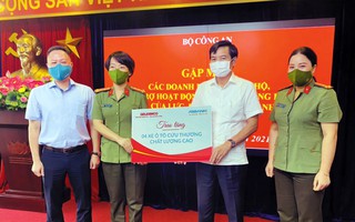 Tập đoàn Geleximco và ABBANK tặng tuyến đầu 4 xe cứu thương chuyên chở bệnh nhân Covid-19