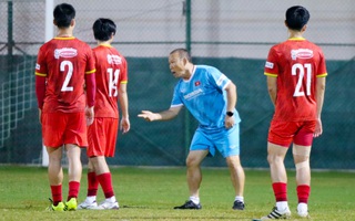 Quế Ngọc Hải tập riêng trong buổi tập đầu tiên của đội tuyển Việt Nam tại Oman