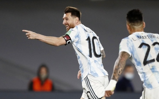 Messi lập kỷ lục Nam Mỹ, Argentina bám sát kình địch Brazil