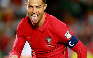 Ronaldo lập kỷ lục hat-trick, Bồ Đào Nha vẫn... chưa có vé dự World Cup