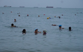 Người dân Bà Rịa - Vũng Tàu háo hức tắm biển sau nhiều tháng giãn cách