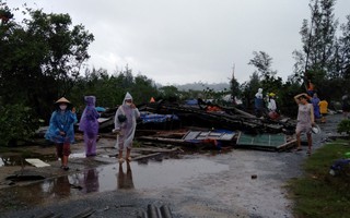 Quảng Ngãi: Lốc xoáy làm tốc mái hàng chục nhà dân giữa đêm khuya