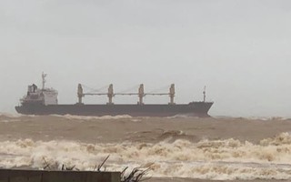 Tàu hàng có 8 người Trung Quốc mắc cạn trên vùng biển Quảng Trị