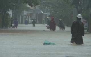 Mưa lớn tới hơn 700 mm, nhiều tỉnh miền Trung, Tây Nguyên ngập nặng, lũ lớn