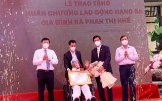 Nhà giáo Phan Thị Nhế được tặng Huân chương Lao động hạng Ba
