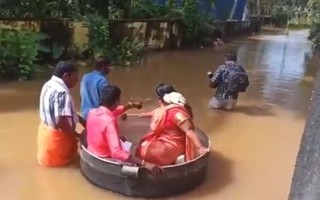 Cô dâu, chú rể... bơi nồi đến đám cưới ở Ấn Độ