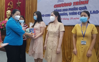 Tặng quà cho con của nhân viên y tế