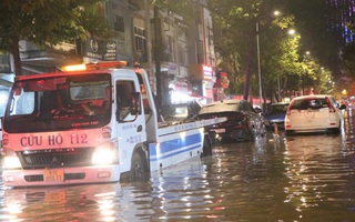 TP HCM: Triều cường kết hợp mưa lớn gây ngập nặng