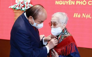 Chủ tịch nước trao Huy hiệu 75 năm tuổi Đảng tặng nguyên Phó Chủ tịch nước Nguyễn Thị Bình