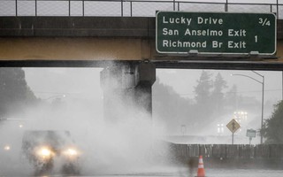 "Bom bão" lịch sử vùi dập bang California