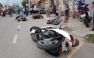 Ôtô bất ngờ tông hàng loạt xe máy