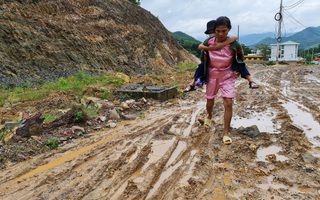 Đà Nẵng: Già trẻ dắt díu, lội bùn trên dự án đường hơn 643 tỉ đồng